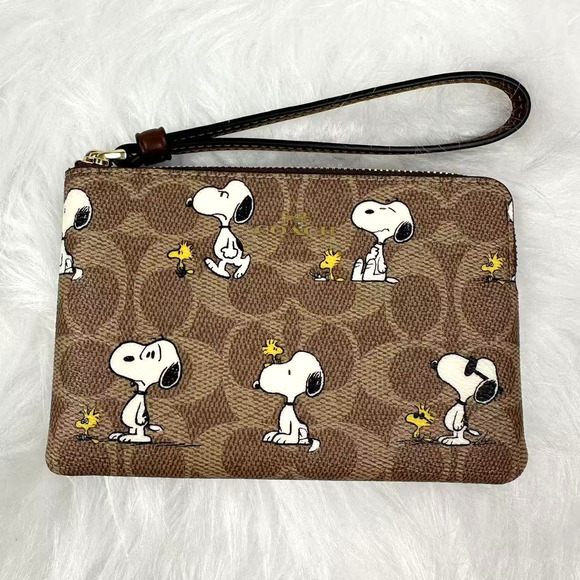 Coach X Peanuts Corner Zip Wristlet In Signature Canvas With Snoopy NWT CBS82 - Picture 1 of 7
